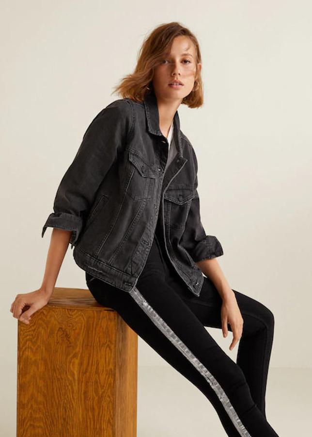 Jeans push-up de tiro medio, con trabillas y banda lateral con contraste, 15,99 euros.