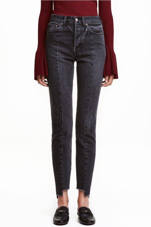 Jeans tobilleros con cinco bolsillos, efecto lavado y perneras rectas, 20,99 euros.