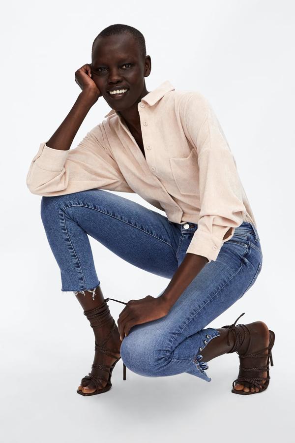 Jeans con bajo de botones, tiro medio, efecto lavado y aberturas laterales en los bajos, 17,99 euros.