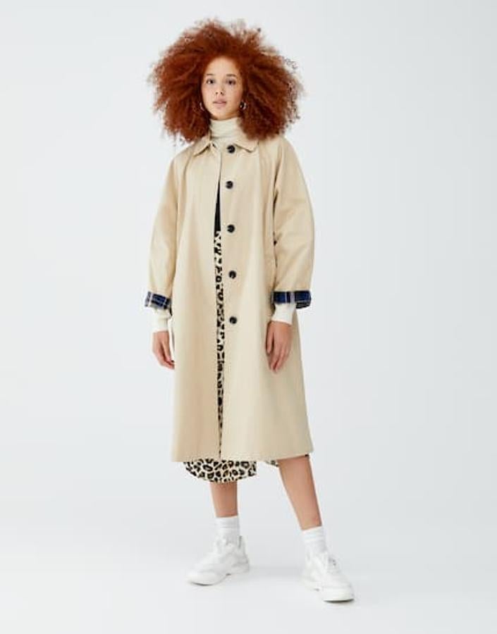 Trench largo con forro de cuadros con contraste, 39,99 euros.