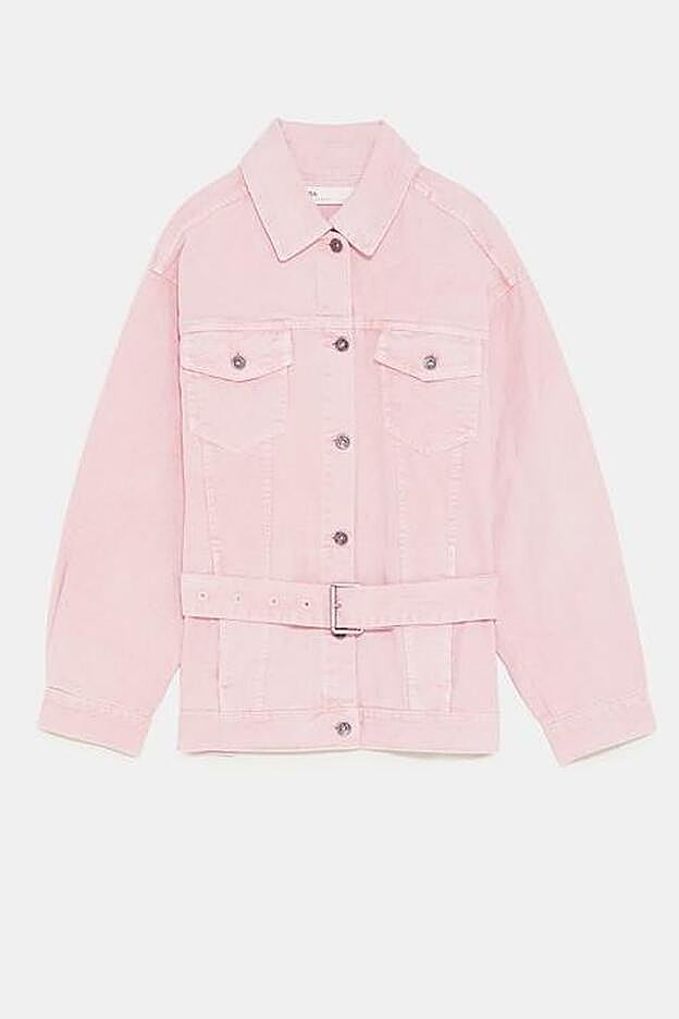 Cazadora denim oversize de cuello solapa, manga larga y cinturón, 29,99 euros.