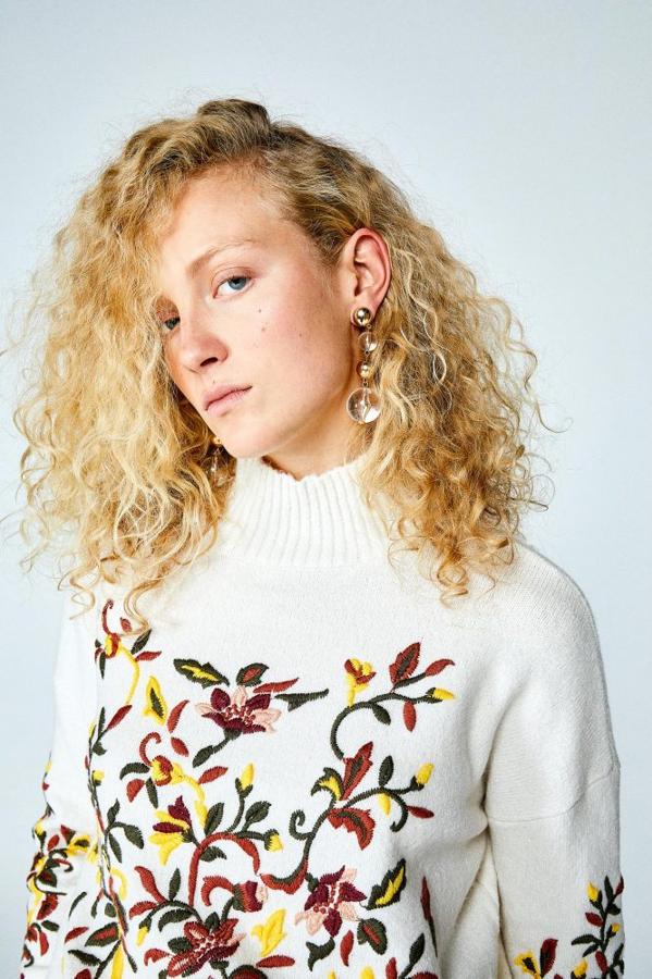 Jersey con cuello perkins y bordado de flores, 25,99 euros.