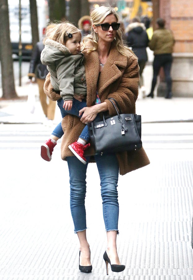 Ya os enseñamos cuatro  abrigos de borreguito que nos han conquistado en las rebajas de Pull&Bear  y lo hacíamos con motivos. El abrigo de Nicky Hilton es una tendencia que no pasará de moda este 2019. ¡Hazte con uno!