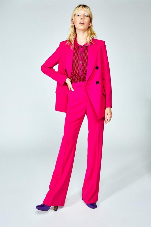 Pantalón acampanado en color rosa, 15,99 euros.