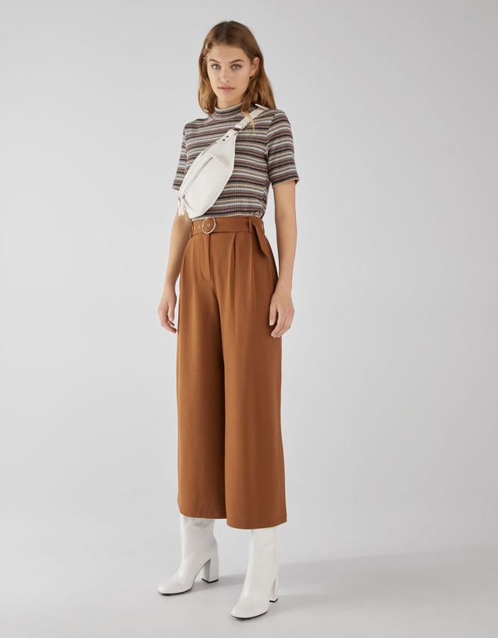 Pantalón ancho con cinturón y tiro alto, 12,99 euros.