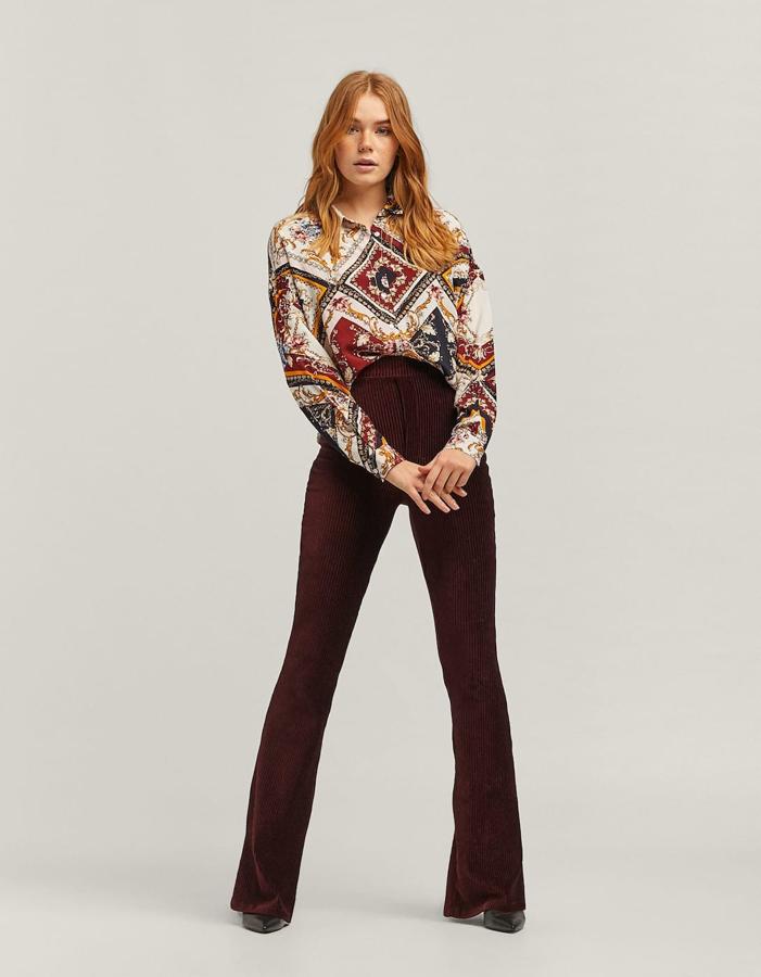 Pantalón flare de pana en marrón oscuro, 15,99 euros.