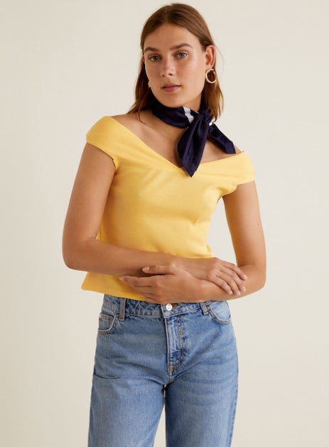 Top off-shoulder de Mango, disponible en varios colores: 4,99 euros.