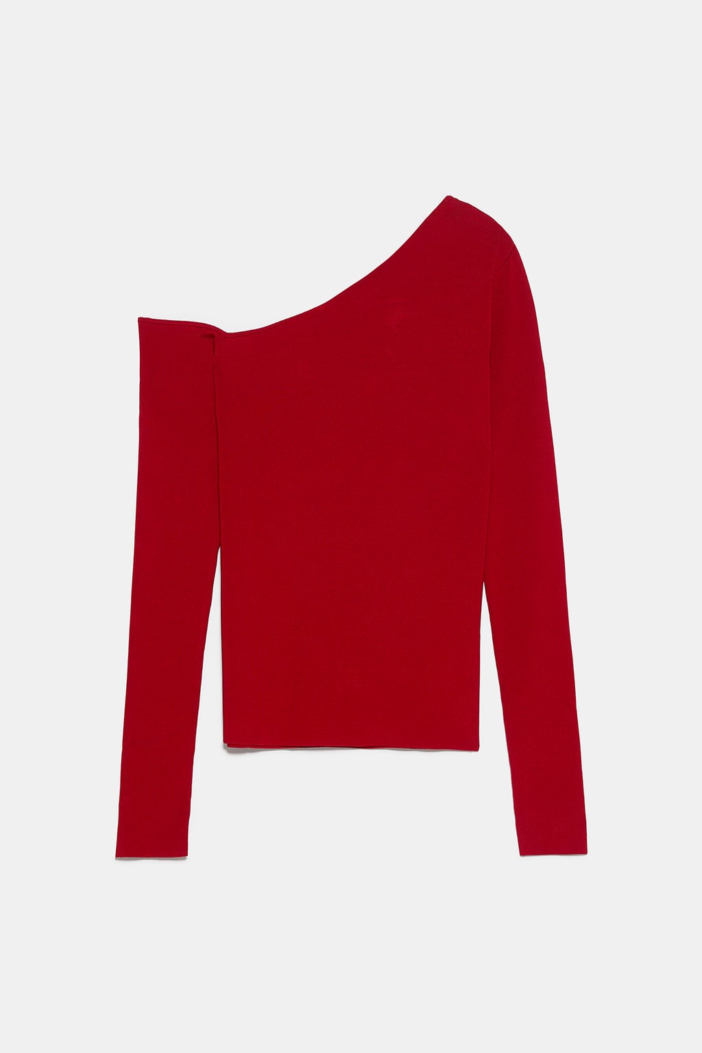 Top de punto asimétrico con escote de Zara: 19,95 euros.