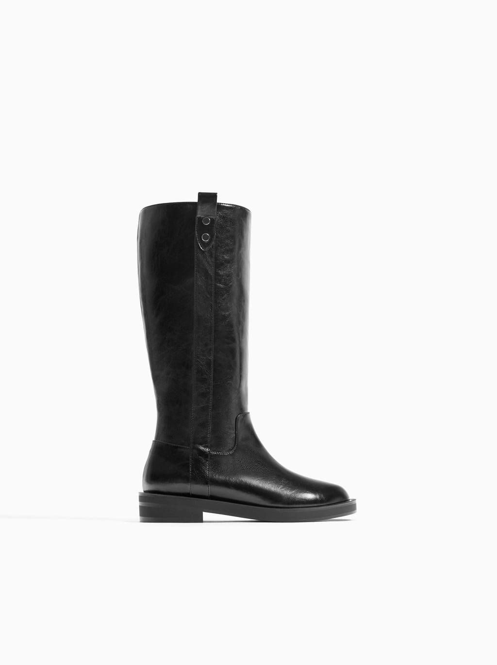 Bota alta con tachas en la caña de Zara Kids: 22,99 euros. Disponible hasta el número 39.