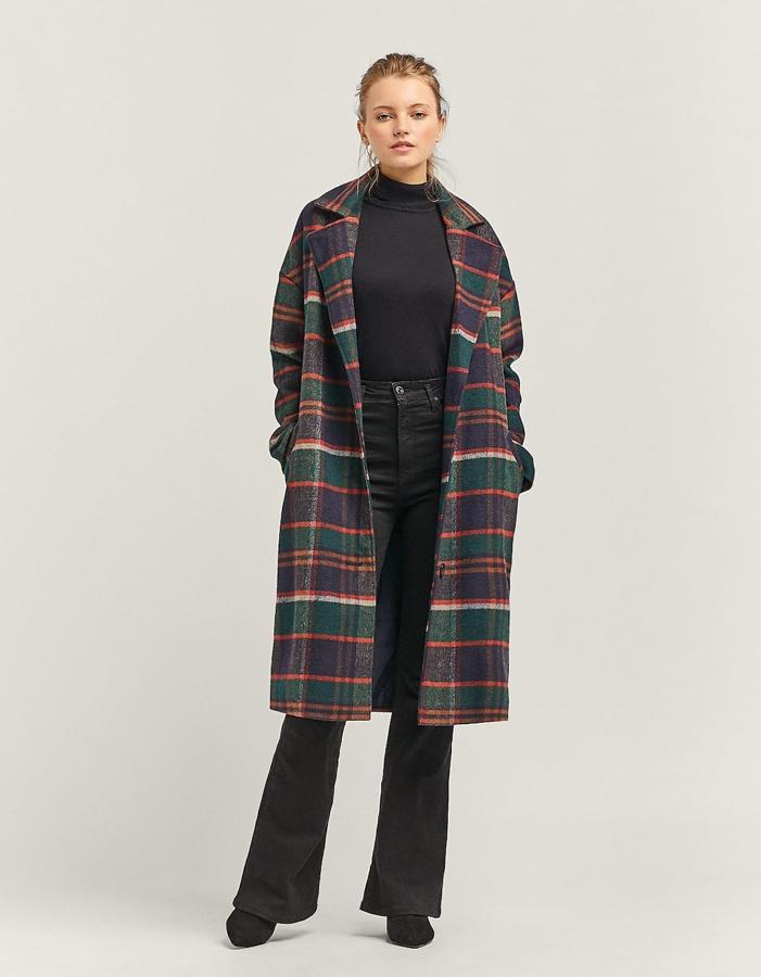 El fuerte de este diseño de Stradivarius son los colores: un contraste genial de azul oscuro, gris, blanco, verde y naranja que difícilmente perderá vigencia (49,99 euros).