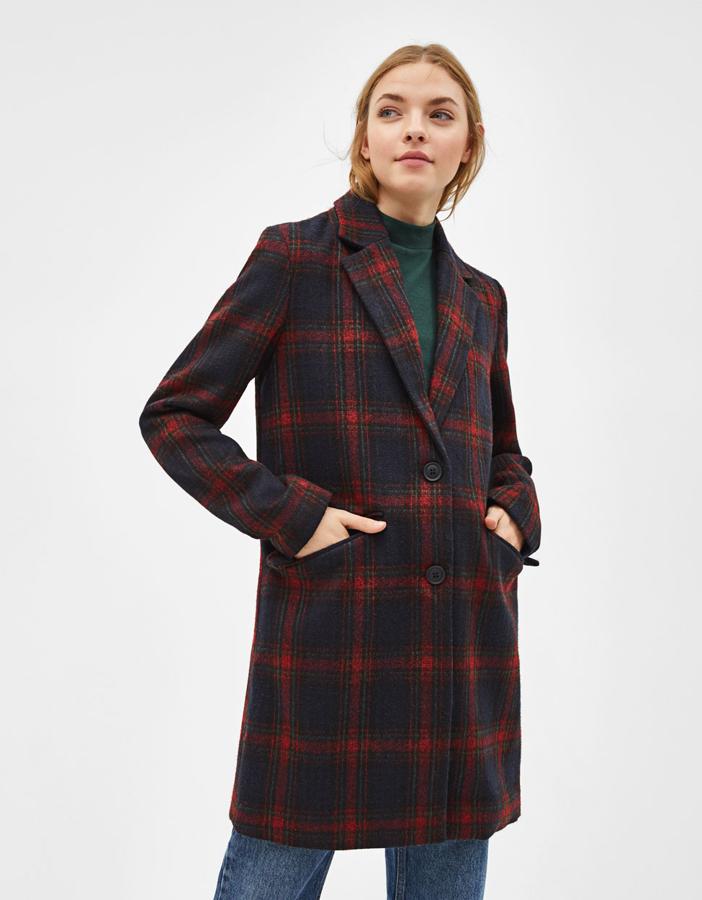 Un diseño que jamás pasará de moda a un precio imposible: de lana, con un corte recto, cierre con botones y bolsillos laterales con solapa (Berskha, 27,99).