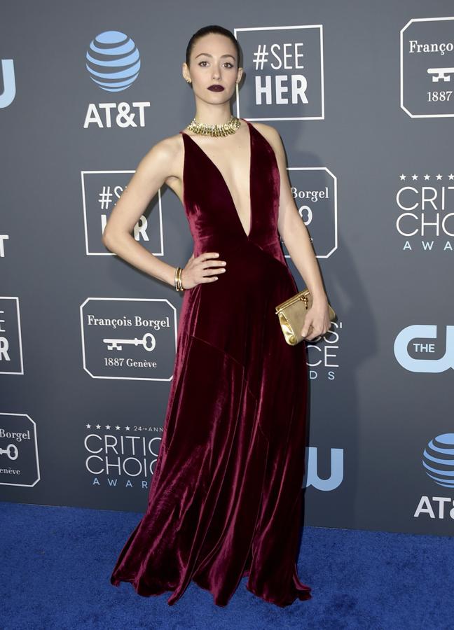 Emmy Rossum estaba espectacular con este imponente vestido de terciopelo granate, escotadísimo, de Ralph Lauren.
