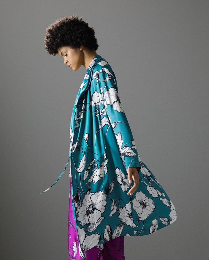 Otro kimono que necesitamos con urgencia para poner color a nuestro armario de primavera. Está rebajado en Zara Home de 59.95 a 29.99 euros.