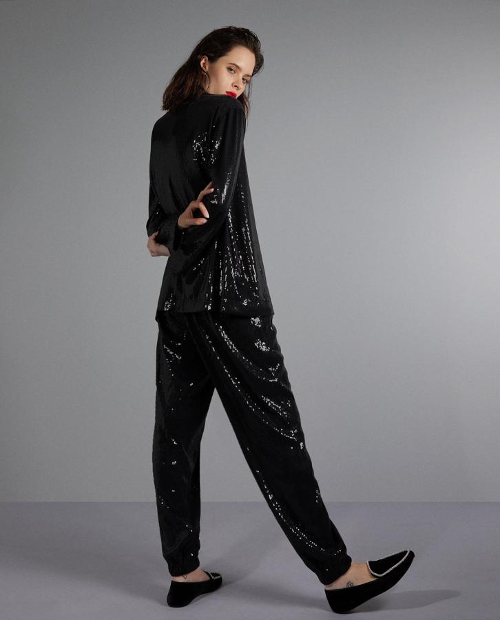 Este pijama de lentejuelas negro de Zara Home es el traje de fiesta más bonito y original que podrás llevar a tu próximo evento de noche. Además, está rebajado a mitad de precio: la camisa pasa de 59.95 a 29.99 euros; y el pantalón, de 39.95 a 19.99 euros.