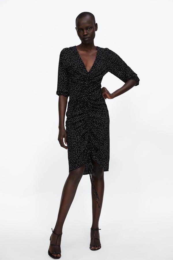 Si al efecto 'lifting' del vestido anterior le sumas un acabado en color negro, no necesitas nada más para presumir de tipazo con un look de rebajas que, además, pasa de 29.95 a 15.99 euros.