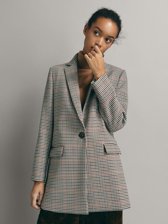 Larga, de cuadros y con un solo botón central, 129 euros.