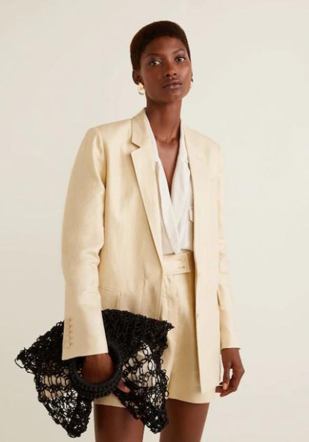 Chaqueta de lino en color hueso, 29,99 euros.