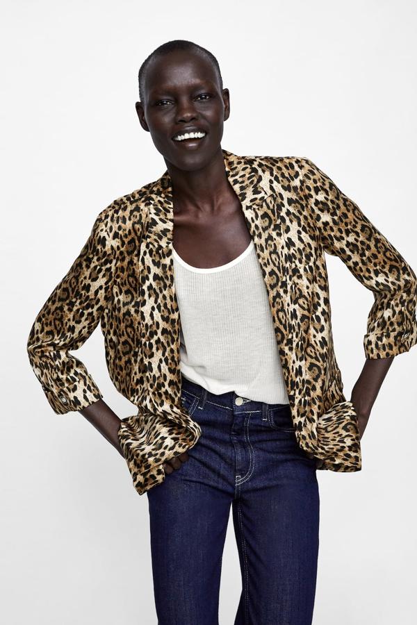 Con estampado de leopardo y manga francesa que se cierra con un botón, 29,99 euros.