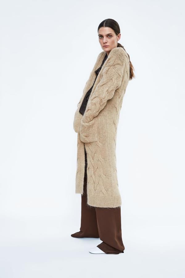 Abrigo de punto largo, 39,99 euros.