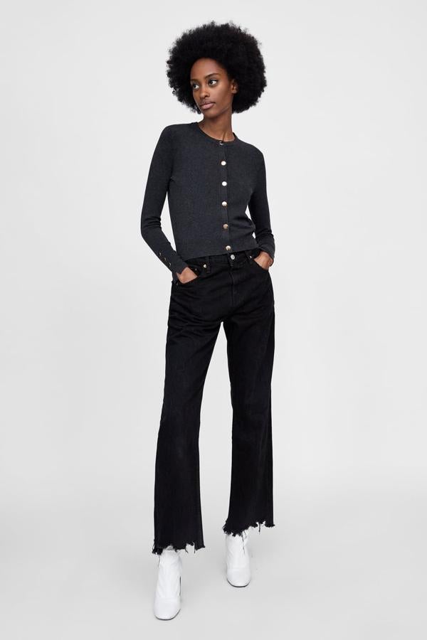 Cardigan corto con botones en la parte frontal, 12,99 euros.