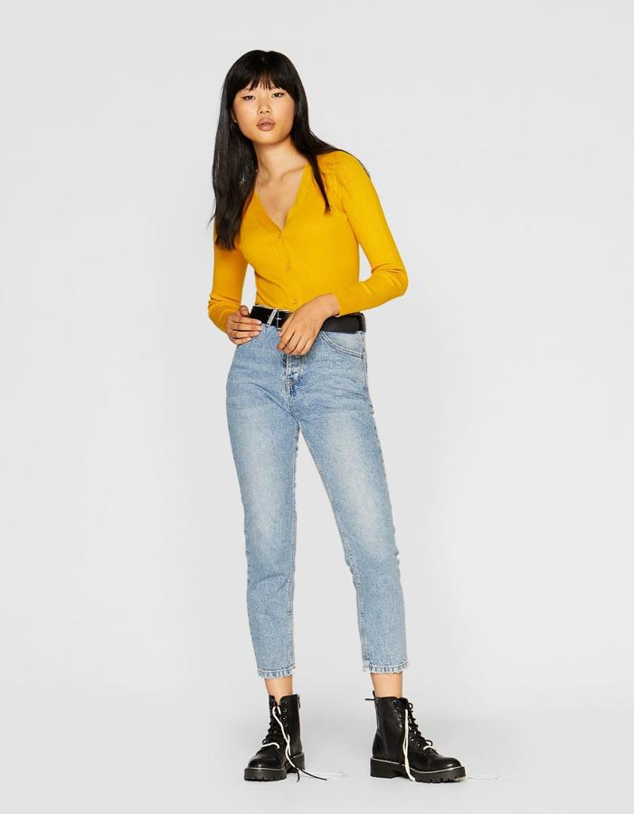 Cardigan con escote en pico en color mostaza, 12,99 euros.