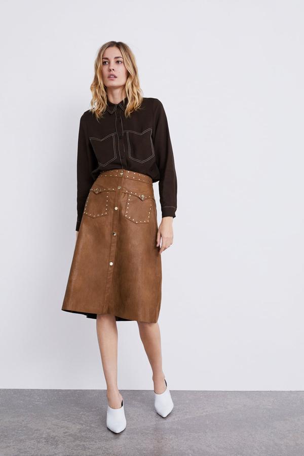 Falda con efecto piel, con tachuelas y bolsos delanteros, 39,95 euros.