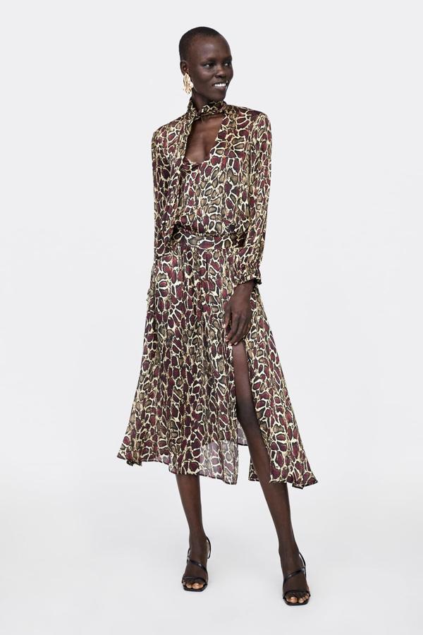 Falda con estampado de serpiente, cintura elástica y abertura frontal, 29,95 euros.