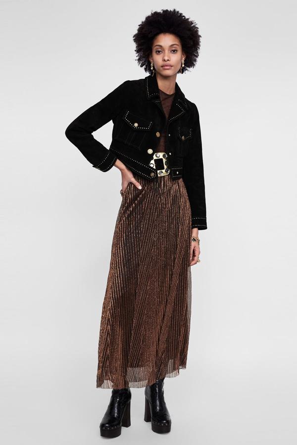 Falda plisada con hilo metalizado en color cobre, 19,99 euros.