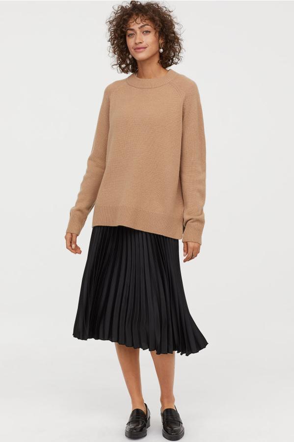 Falda plisada en color negro, 34,99 euros.