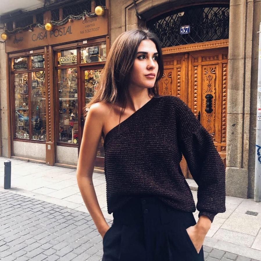 Mery Turiel tiene claro como sacar partido a los 'looks' más casual con prendas tan ideales como este jersey de hilo metalizado y diseño asimétrico de Mango. ¡Ahora solo cuesta 24,99 euros!