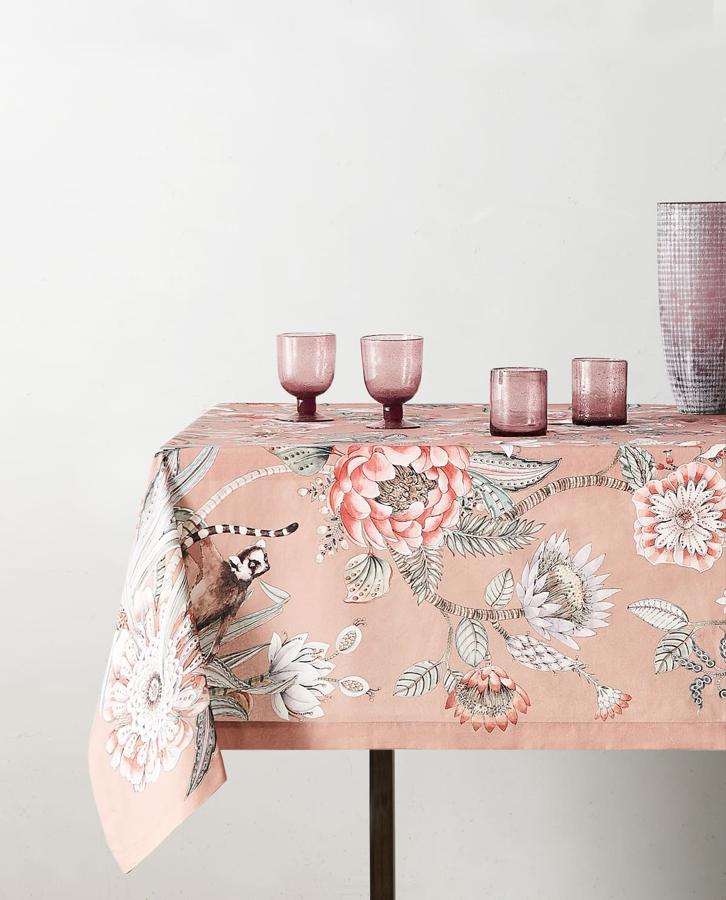 Este mantel de flores sobre fondo coral de Zara Home pasa de 69.95 a 39.99 euros en las rebajas.