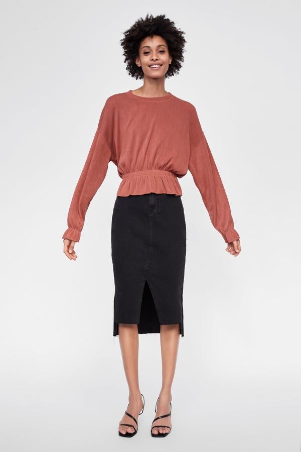 Sudadera con detalle de volante y fruncido elástico, 9,99 euros.