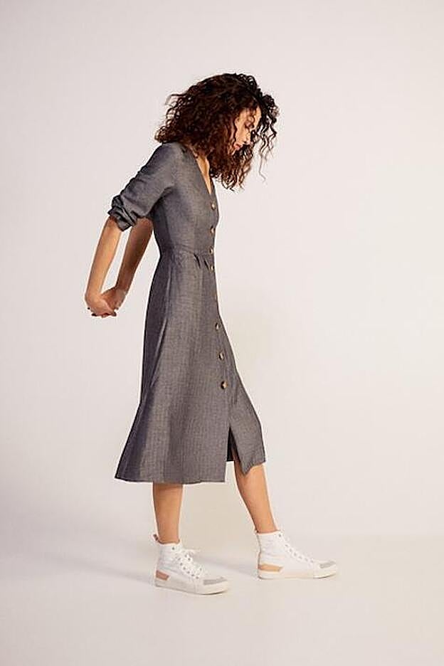 Vestido midi en tejido gris jaspeado de Mango.