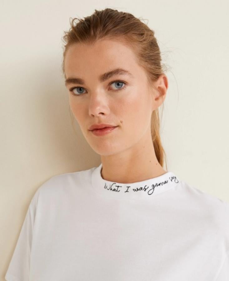 El cuello bordado de esta camiseta de Mango por 9.99 euros con el mensaje “What I was gonna say” (“Qué iba a decir”), nos parece lo más.