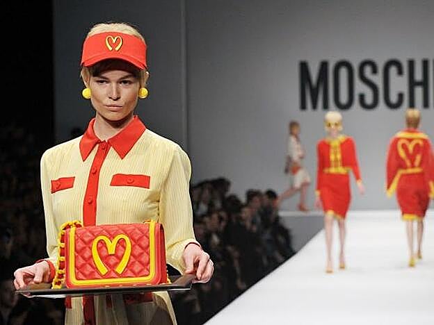 Uno de los looks de la colección fall 2014 de Jeremy Scott para McDonalds.