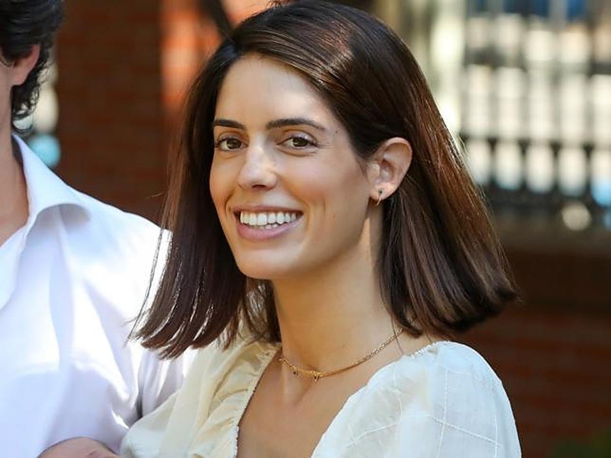 La futura duquesa de Alba apuesta por lo long bob que se queda por encima de los hombors y que lleva perfectamente liso. Es un look muy rejuvenecedor que le da aspecto de niña buena.