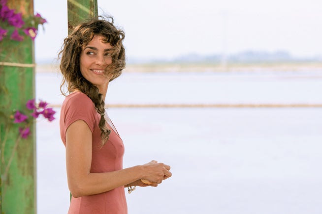 Alex Pina y Esther Martínez Lobato (La casa de papel) vuelven con un thriller en el que dos mujeres (Verónica Sánchez e Irene Arcos) descubren que compartían al mismo hombre (Álvaro Morte). Movistar+, desde el 18 de enero.