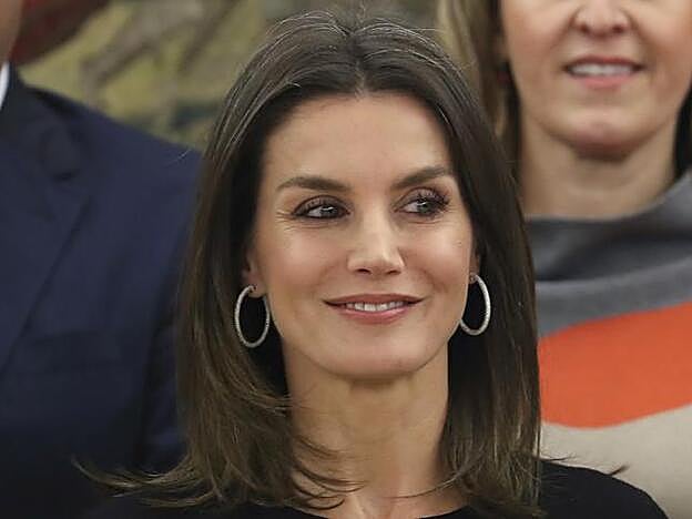 Letizia, muy sonriente, luce sus canas sin complejos.