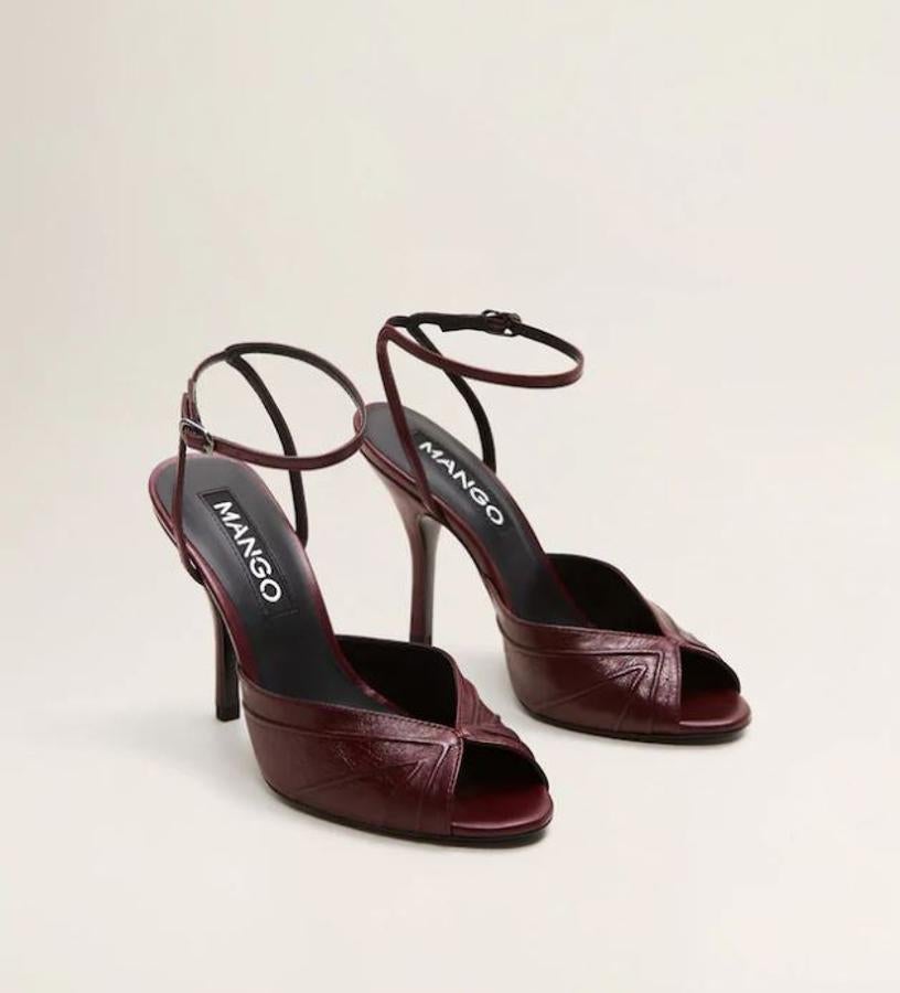 Estos zapatos de inspiración 'retro' de Mango, además de ser sofisticados, te permitirán bailar toda la fiesta. ¡Y los reutilizarás sin parar en tu día a día! (39.99 euros).