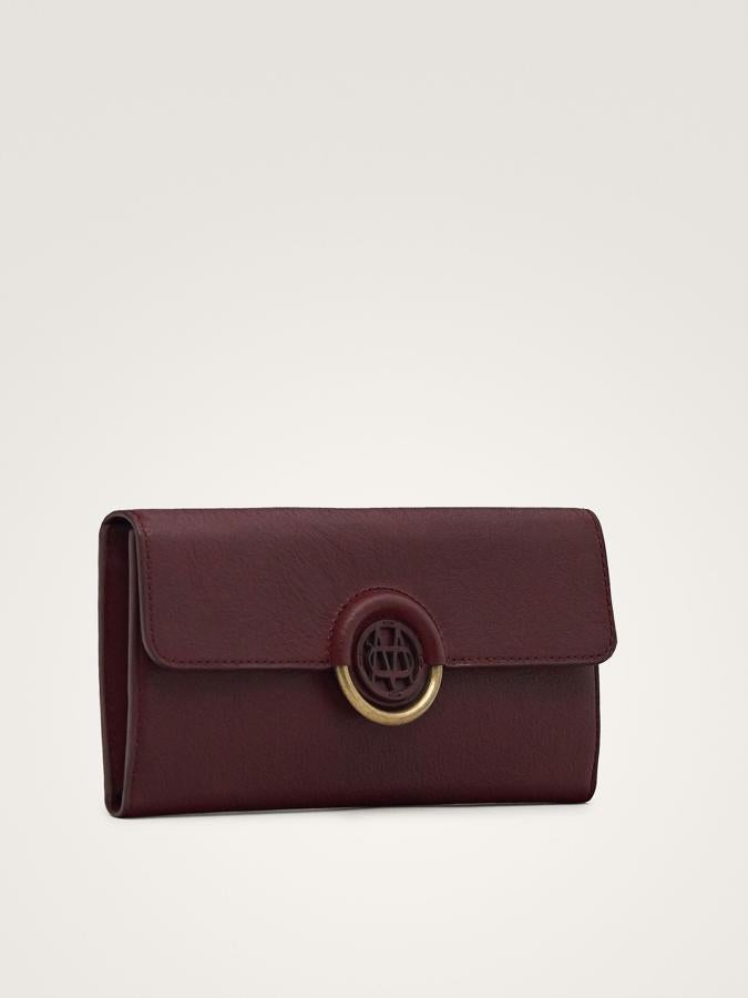 Este clutch de Massimo Dutti es un básico que reutilizarás mil y una vez en bodas, bautizos y comuniones (49.90 euros).