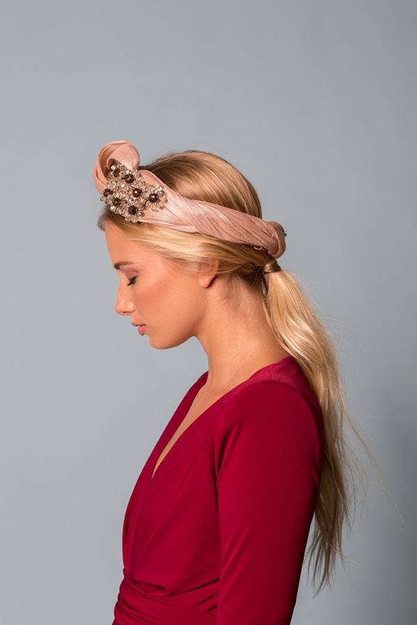 Este turbante joya de Mimoki (310 euros) aportará feminidad y mucha sofisticación a tu próximo look de invitada.