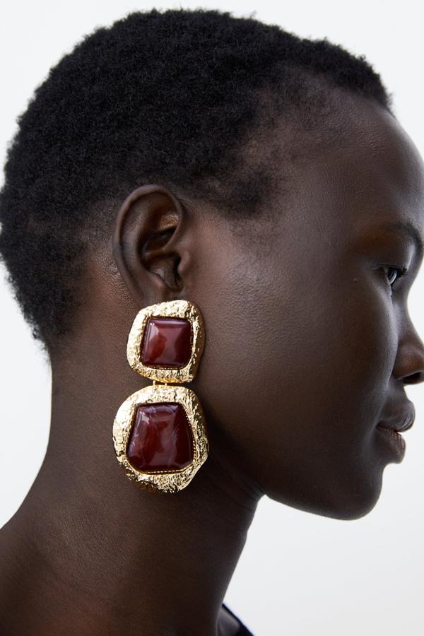 Estos maxi pendientes de Zara (rebajados a 5.99 euros) son una apuesta segura para poner un complemento llamativo y especial a tu próximo look de invitada.