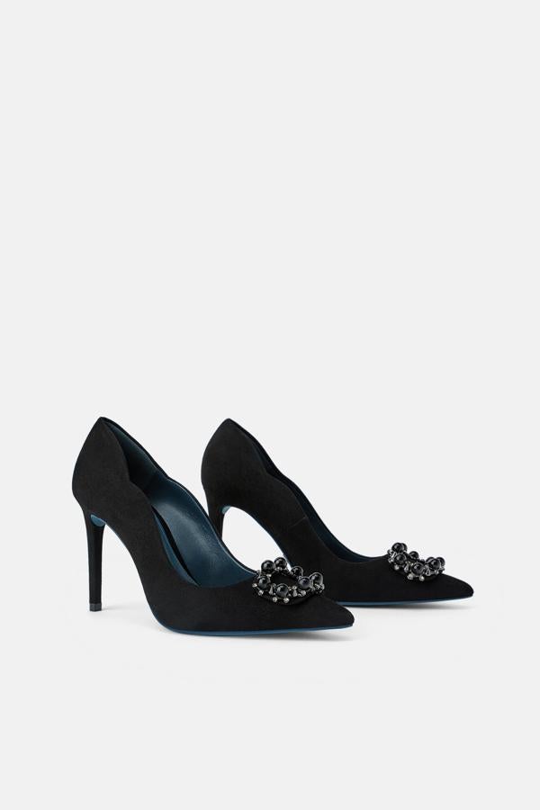 Estos zapatos con broche joya de Zara  son LOS ZAPATOS con mayúscula: de su exclusiva Blue Collection, son la mejor réplica de Manolo Blahnik que hemos encontrado. (79.95 euros).