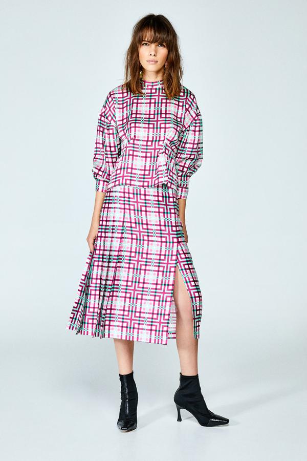 Falda midi estampada, con tablas y apertura lateral, 15,99 euros.