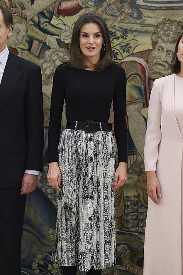 Letizia con falda midi de estampado de serpiente.