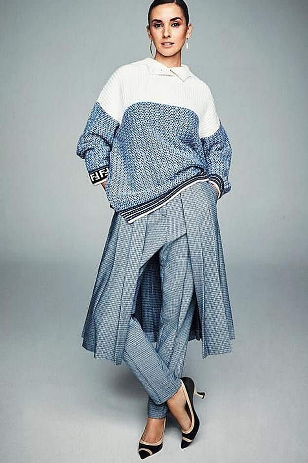 Look y zapatos de Fendi, y pendientes de Elixa. En los labios, Rouge D'Armani Matte 400 y en el rostro, Neo Nude A-Blush nº 50, todo de Armani Beauty.