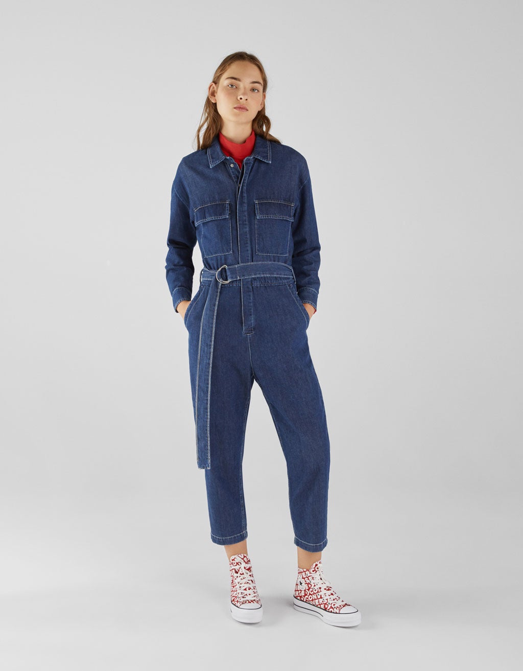 Mono denim con botones y cinturón a modo de adorno de Bershka: 9:99 euros.