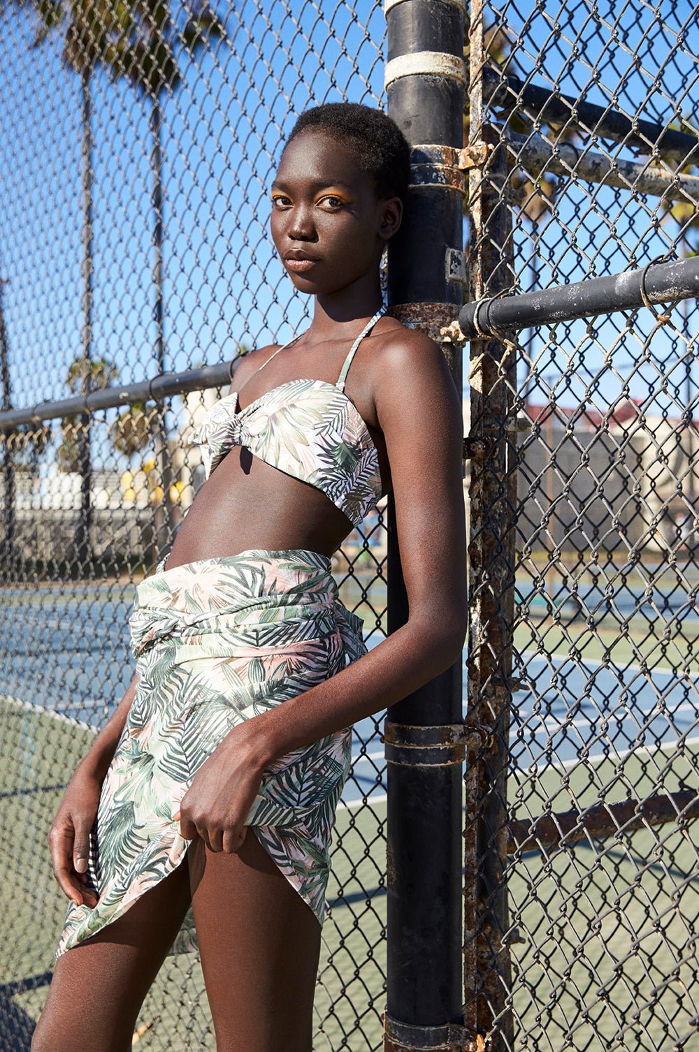 Top bandeau con estampado botánico y lazo 5 euros, braguita con estampado botánico y lazo 3 euros. Todo en Primark.