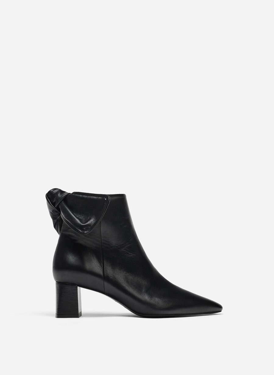 Botín negro con lazo trasero extraíble: 69,95 euros en Uterqüe.
