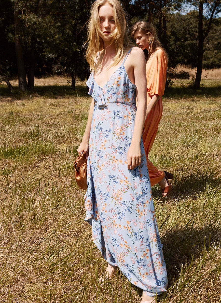 Vestido de flores, perfecto para lucir este verano, de Uterqüe. Estaba disponible por 129 euros y ahora cuesta 59,95 euros.